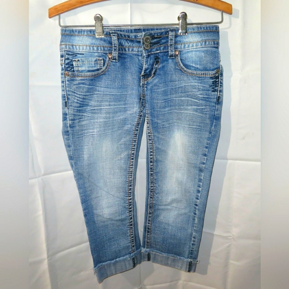 Hydraulic Button Flap Embroidered Capri's Size 0